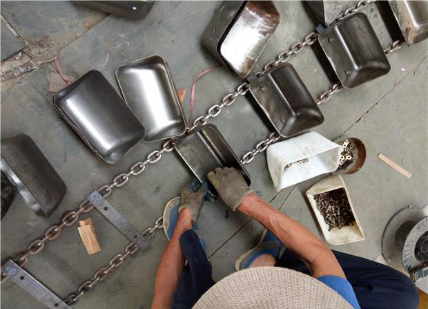 环链斗式提升机链条料斗安装